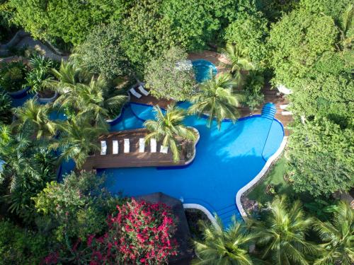 an overhead view of a swimming pool in a resort at Sombra e Água Fresca Floresta in Pipa