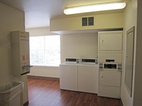 Η κουζίνα ή μικρή κουζίνα στο Extended Stay America Suites - Columbus - Tuttle