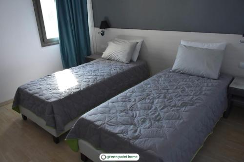 Un pat sau paturi într-o cameră la Green Point Home Chios