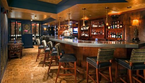 Ο χώρος του lounge ή του μπαρ στο Henley Park Hotel