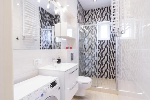 y baño con lavabo, aseo y ducha. en Apartament Kantaka en Poznan