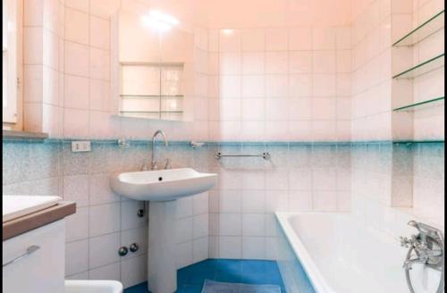 un baño con lavabo y bañera en Casa La Rosa Bianca, en Pesaro