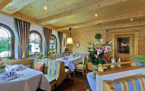A restaurant or other place to eat at Hotel Alpina