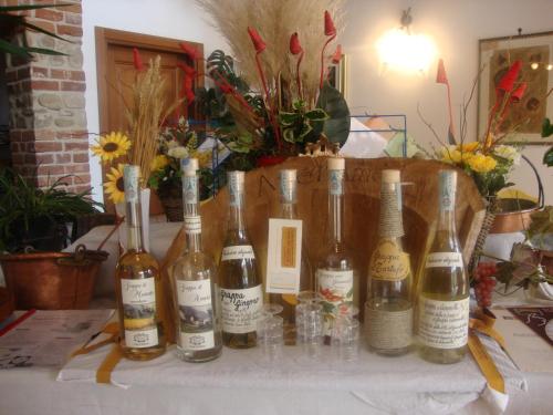 a group of bottles of wine sitting on a table at Al Calar Della Sera in Sommariva del Bosco