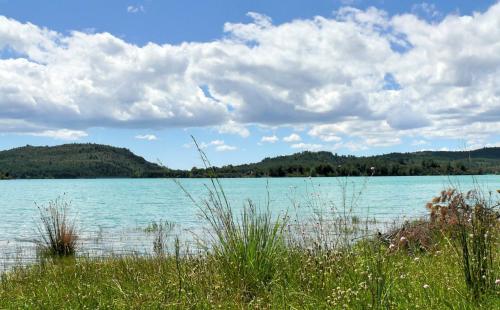 a view of a lake with mountains in the background at Gran Hotel Toledo in Onda