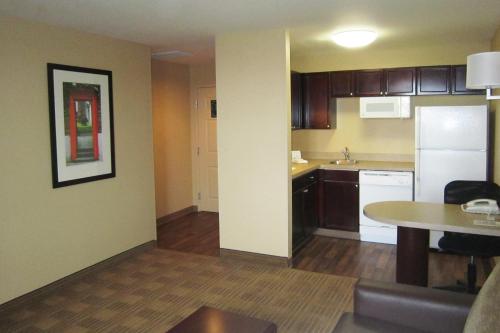 a small kitchen and dining room with a table and a room at Extended Stay America Suites - Memphis - Wolfchase Galleria in Memphis