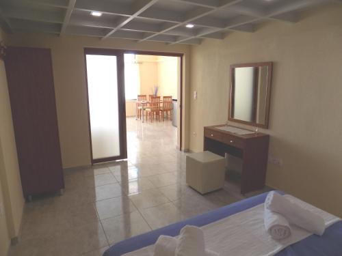 Ένα ή περισσότερα κρεβάτια σε δωμάτιο στο Rhodon House