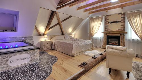 1 dormitorio con 1 cama y chimenea en Da Domenico Am Hagelkreuz, en Hilden