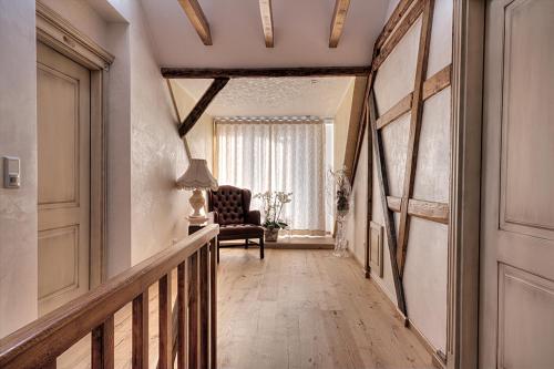 a hallway with a chair and a window at Da Domenico Am Hagelkreuz in Hilden