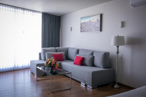 a living room with a couch and a table at AMD Hotel in San Juan de los Lagos
