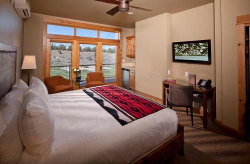 เตียงในห้องที่ Brasada Ranch
