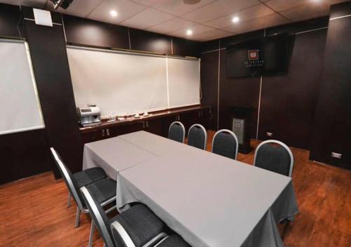 a conference room with a white table and chairs at qp Hotels Lima in Lima