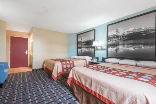 Super 8 by Wyndham Henderson North East Denverにあるベッド