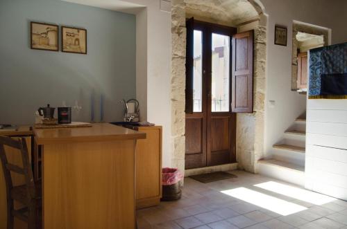 パラッツォーロ・アクレイデにあるDimora Il Balcone Baroccoのキッチン(カウンター、ドア、窓付)