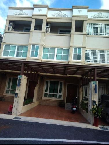 un gran edificio blanco con un gran patio frente a él en 小敏民宿, en Jian