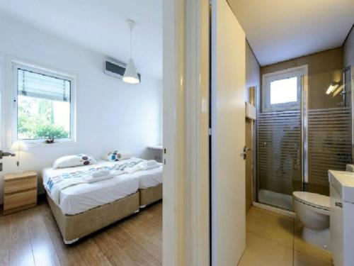 um quarto com uma cama e uma casa de banho em “Your Luxury Sea Front Villa” – Protaras Villa 01 em Protaras