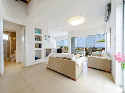 Гостиная зона в “Your Luxury Sea Front Villa” – Protaras Villa 01