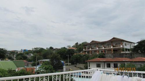 uma vista para uma casa a partir da varanda de um edifício em AC Room 2 Persons Hospedaje Don Wilfredo em San Juan del Sur