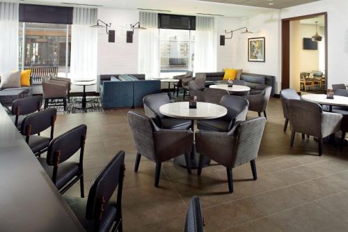 a restaurant with tables and chairs in a room at Hyatt Place Atlanta Downtown in Atlanta
