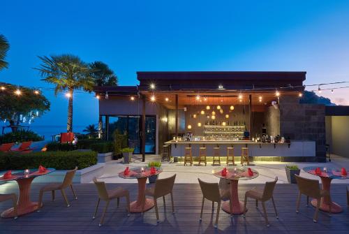 Restoran või mõni muu söögikoht majutusasutuses Bandara Phuket Beach Resort