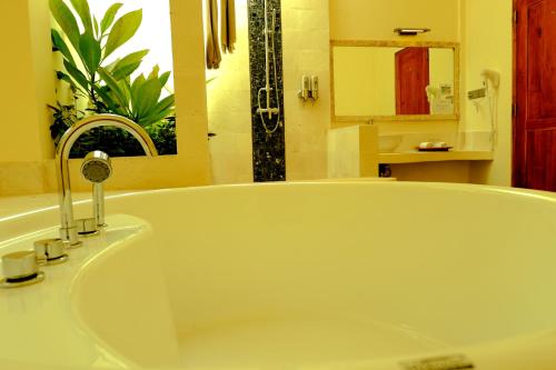 Bathroom sa Puri Sari Beach Hotel