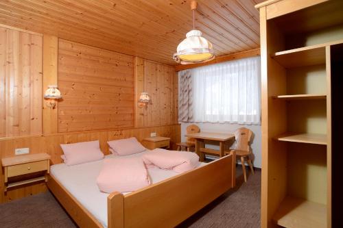 1 dormitorio con 1 cama en una habitación de madera en Haus Ladner - Josef und Marianne, en Kappl