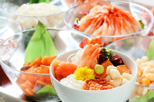 旅館の敷地内または近くでの食事または食べ物