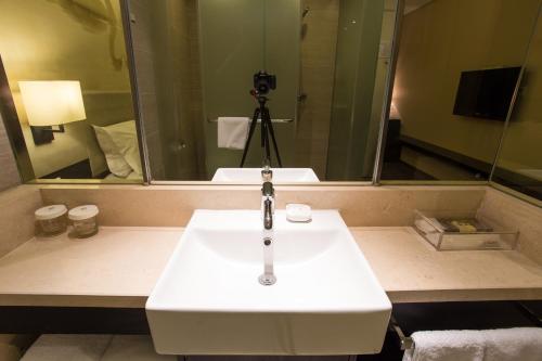 a camera taking a picture of a bathroom sink at Metropolo, Hefei, Wanda Plaza, Swan Lake in Hefei