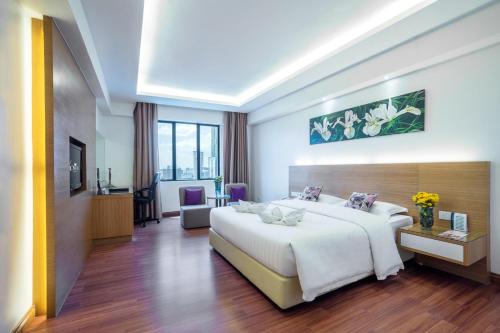 Postel nebo postele na pokoji v ubytování Crystal Crown Hotel Petaling Jaya