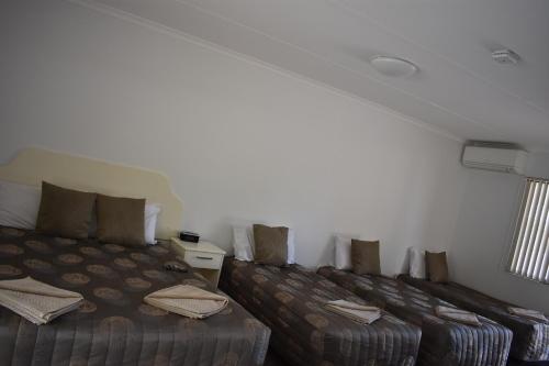 Postel nebo postele na pokoji v ubytování Roundhouse Motel