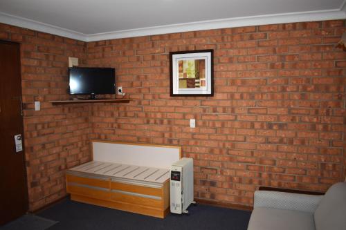 TV a/nebo společenská místnost v ubytování Roundhouse Motel