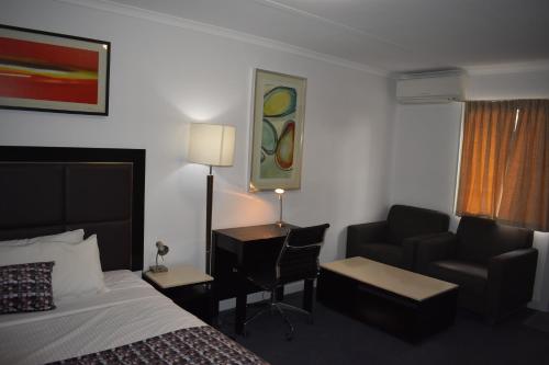 Postel nebo postele na pokoji v ubytování Roundhouse Motel