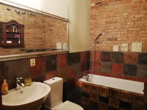 a bathroom with a toilet and a sink and a tub at DOM GOŚCINNY PTASZARNIA - NATURA-Free PARKING in Świnoujście
