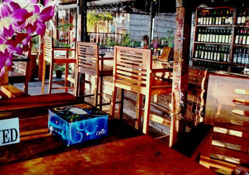 アゴンダにあるMariposa Beach Groveの椅子2脚と青い箱がテーブルに並ぶレストラン