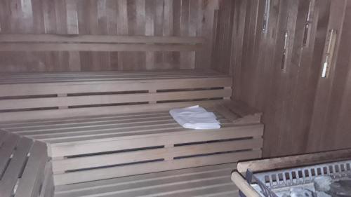 een sauna met een handdoek bovenop bij Cordes, Apartment 1 in Möhnesee