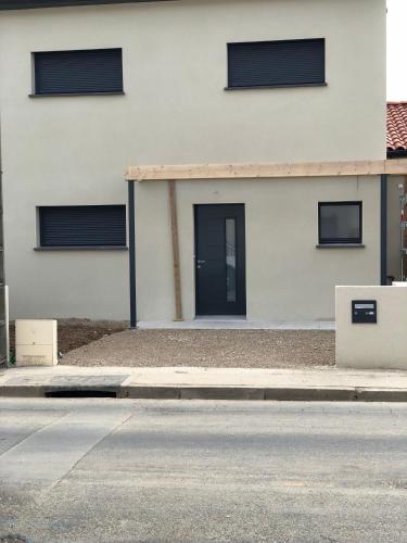 a building with a door on the side of a street at Albipavillon in Albi