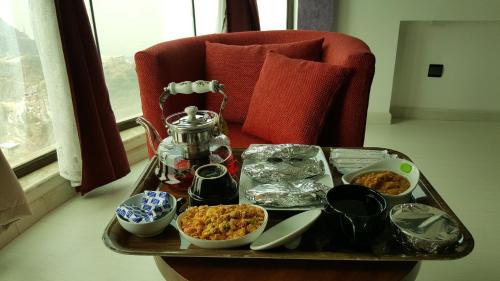 a table with a tray of food on a table at فندق فيفاء الفاخر in Fayfāʼ