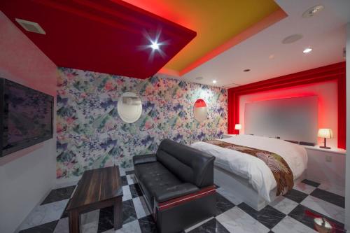 a bedroom with a large bed with a red ceiling at Hotel Noah Resort Sakuranomiya (Adult Only) in Osaka