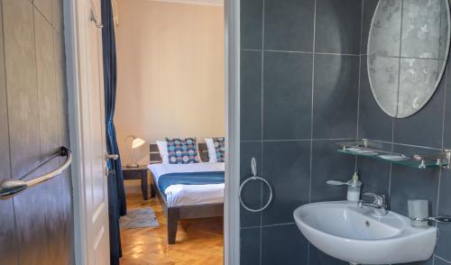 貝爾格勒的住宿－精選客房旅館，一间带水槽和镜子的浴室
