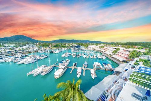 een groep boten aangemeerd in een jachthaven bij NH Boat Lagoon Phuket Resort in Phuket