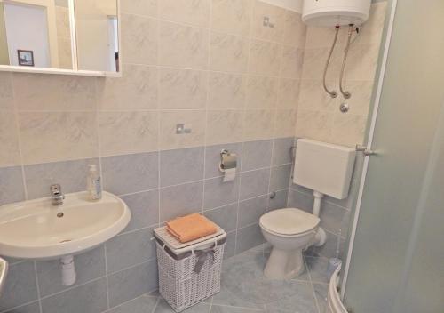 A bathroom at Apartments Moni