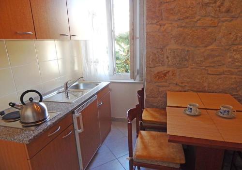 A kitchen or kitchenette at Apartments Moni