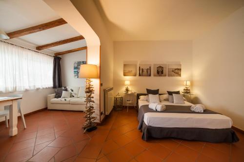 um quarto com 2 camas, uma mesa e uma secretária em CircEea Beach B&B em San Felice Circeo