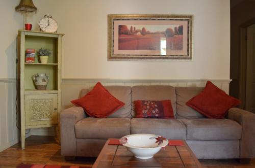 A seating area at Autumn Affair Cottage 5