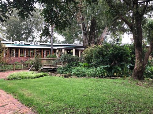 Taman di luar Grey Goose Game Lodge