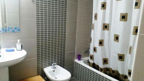y baño con lavabo, aseo y ducha. en Principado Centro Alquilevante en Benidorm