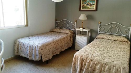 ein Schlafzimmer mit zwei Betten und einem Fenster in der Unterkunft Principado Centro Alquilevante in Benidorm