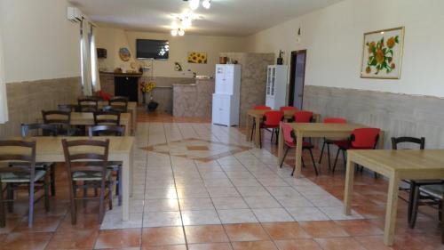 ヴァストにあるLa casa del Contadinoのテーブルと椅子が備わるレストラン