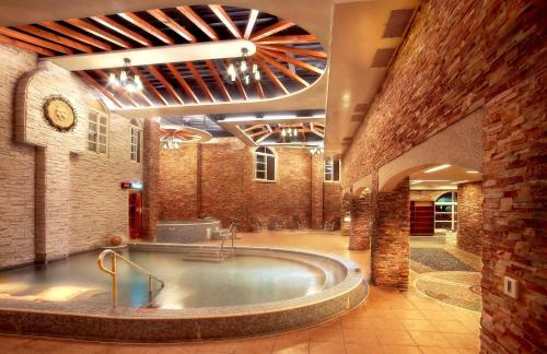 a large bathroom with a large tub in a building at Huis Ten Bosch in Ren'ai