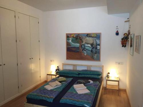 ロンダにあるDa Vinci Portichuelosのベッドルーム1室(ベッド1台付)が備わります。壁には絵画が飾られています。